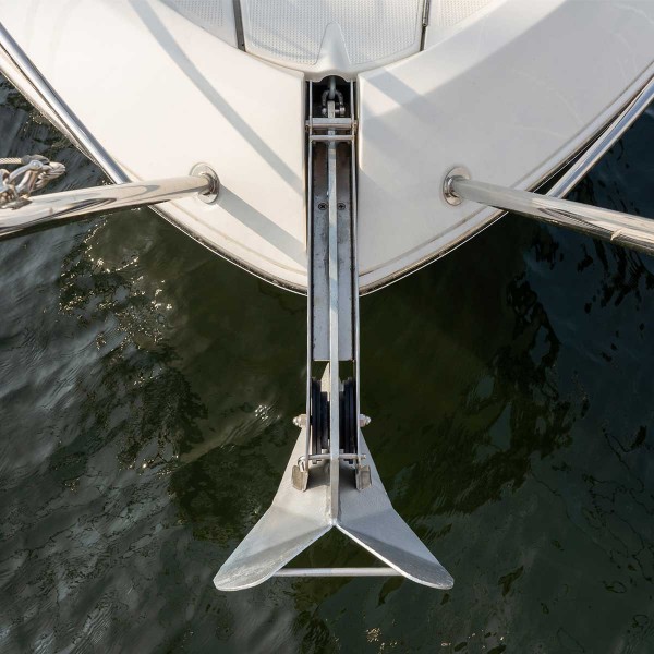 Ancre Lewmar Delta acier galvanisé sur davier bateau - N°7 - comptoirnautique.com