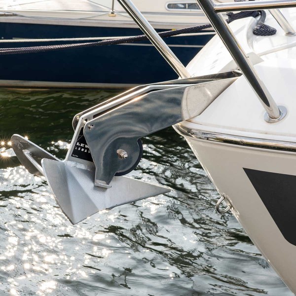 Ancre Lewmar Delta acier galvanisé installé dans davier sur bateau - N°6 - comptoirnautique.com