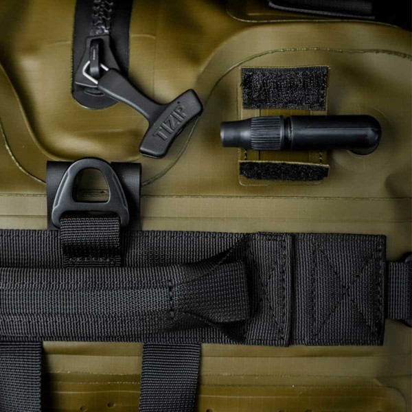 Sac étanche HPA Hybriduffle kaki côté poignée de portage et valve de gonflage - N°10 - comptoirnautique.com