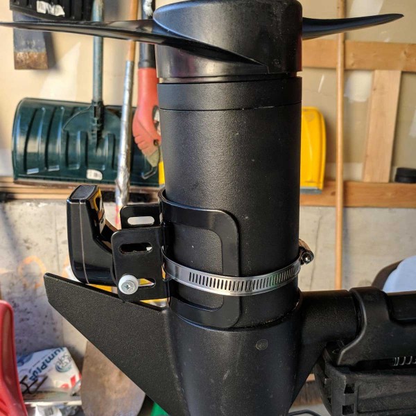 Installation de l'étrier de sonde pour embase moteur Minn Kota sur moteur électrique Minn Kota bateau de pêche - N°3 - comptoirnautique.com