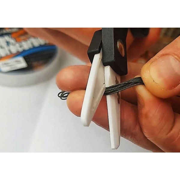 Couper de la tresse de pêche avec la paire de ciseaux ULKUT HPA en céramique - N°3 - comptoirnautique.com